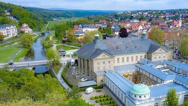 Der Regentenbau von Max Littmann samt Schmuckhof und die umliegenden Kuranlagen sind bis heute Dreh- und Angelpunkt für die Gäste in Bad Kissingen. Sie sind wesentlicher Bestandteil der Welterbestätte in Bad Kissingen.