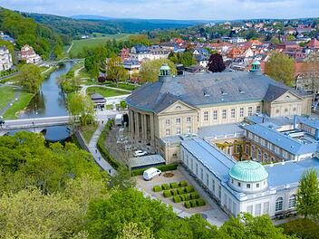 Der Regentenbau von Max Littmann samt Schmuckhof und die umliegenden Kuranlagen sind bis heute Dreh- und Angelpunkt für die Gäste in Bad Kissingen. Sie sind wesentlicher Bestandteil der Welterbestätte in Bad Kissingen.