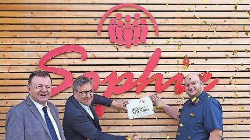 Die Stiftung Deutsche Fernsehlotterie unterstützt das Quartiersmanagement in Untersiemau nach der ersten dreijährigen Förderung für weitere zwei Jahre. Darüber freuen sich (von links) ASB-Geschäftsführer Thomas Schwesinger, Bürgermeister Rolf Rose...