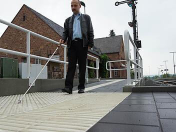 Karl Depner orientiert sich an den Noppen und Rillen. Foto: Arkadius Guzy