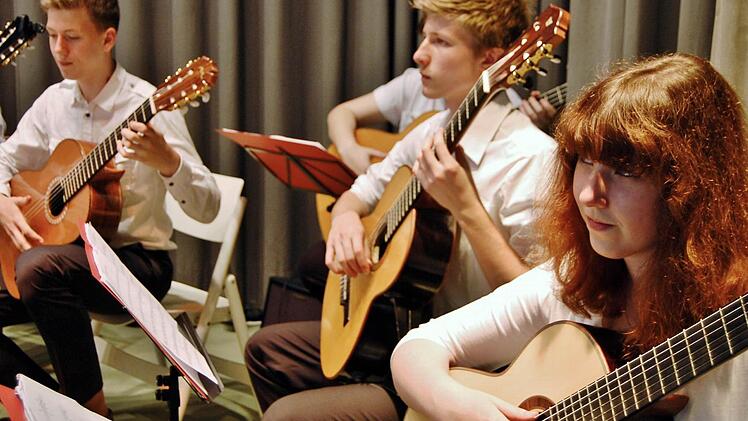 Jugendliche zwischen 10 und 22 Jahren spielen im bayerischen Landesjugendzupforchester.