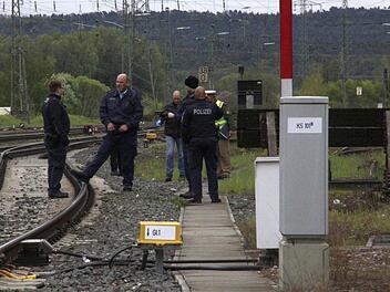 Die Einsatzkräfte der Bundespolizei ermittelten an der Unfallstelle. Foto: Josef Hofbauer