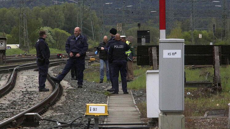 Die Einsatzkräfte der Bundespolizei ermittelten an der Unfallstelle. Foto: Josef Hofbauer
