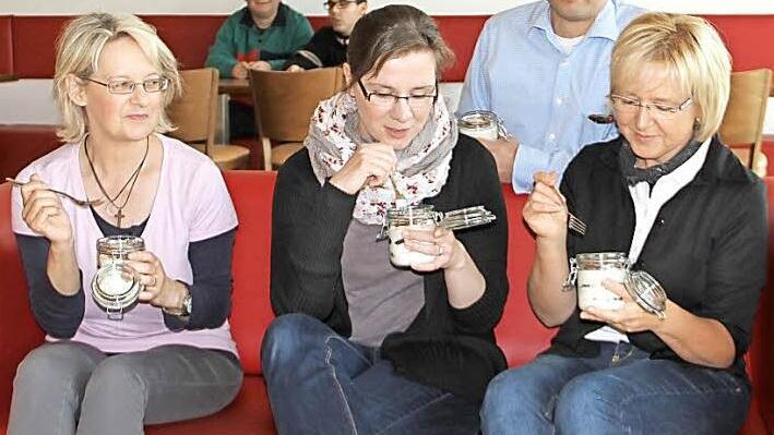 Gabi Fischer, Dorothea Prüss, Werkstattleiter Thomas Neugeboren und Gerlinde Köppe (von links) testen eine Torte, die im "Das Glas-Café" der Werkstätten St. Joseph in Neuensee angeboten wird.  Foto: Gerda Völk