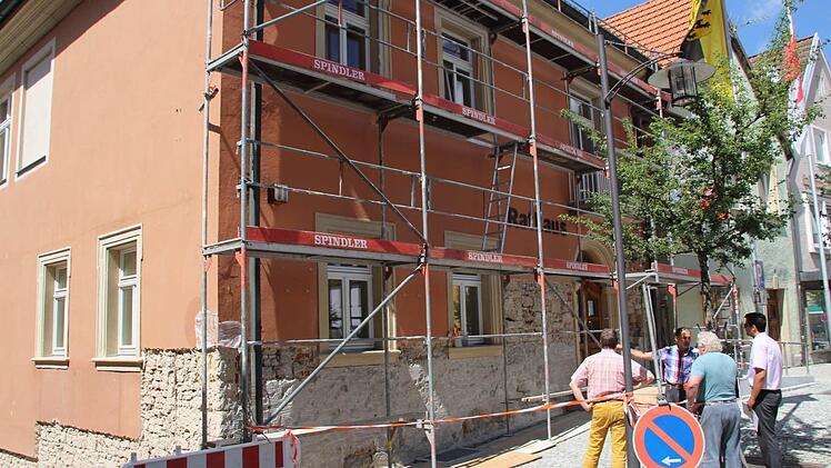Für die Sanierung des Außenputzes ist das Stadtsteinacher Rathaus eingerüstet.  Foto: Matthias Beetz