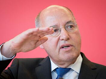 Gregor Gysi räumt seinen Posten als Fraktionschef der Linken und zieht sich auf die hinteren Bänke im Bundestag zurück. In den Talkshows der öffentlich-rechtlichen Sender wird er dringend gebraucht. Foto: Kay Nietfeld / dpa