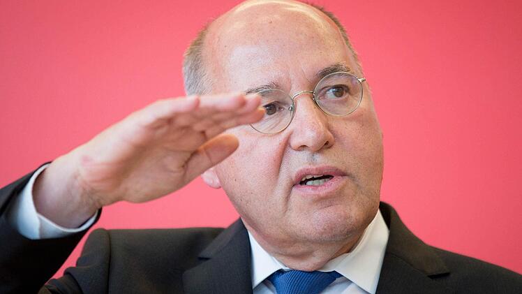 Gregor Gysi räumt seinen Posten als Fraktionschef der Linken und zieht sich auf die hinteren Bänke im Bundestag zurück. In den Talkshows der öffentlich-rechtlichen Sender wird er dringend gebraucht. Foto: Kay Nietfeld / dpa