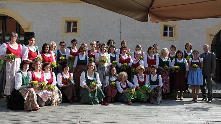 Mit Stolz und Ehre haben 44 "Models" im Innenhof von Schloss Oberschwappach ma&szlig;geschneiderte Ha&szlig;berge-Trachten pr&auml;sentiert.  Foto: Christiane Reuther