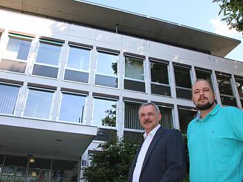 Wolfgang Reith von der Bauverwaltung und Christian Gessner vom Gebäudemanagement planen die energetische Sanierung des Landratsamt-Hauptgebäudes. Foto: Ralf Ruppert