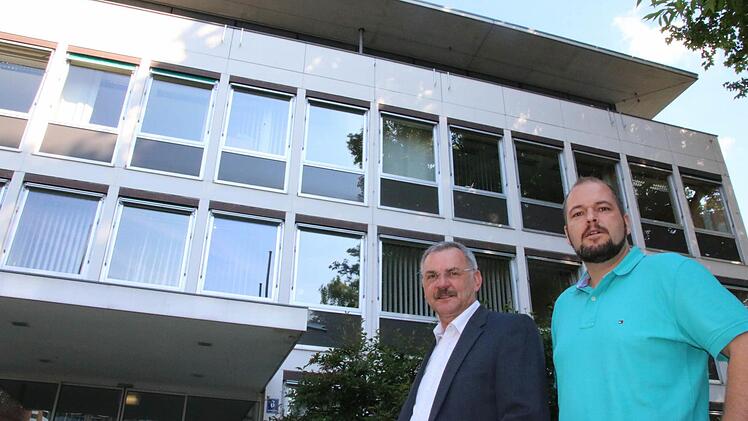 Wolfgang Reith von der Bauverwaltung und Christian Gessner vom Gebäudemanagement planen die energetische Sanierung des Landratsamt-Hauptgebäudes. Foto: Ralf Ruppert
