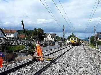 Sonntag: Gleisstopfmaschine, Zweiwegebagger und Schotterpflug sind im Einsatz. Dann nahmen ab 16 Uhr Spezialisten Schweißarbeiten an den Schienen vor. Ab 22 Uhr konnten dann nach einer Pause von 120 Stunden die Züge wieder durch Stockheim fahren.  Foto: Gerd Fleischmann