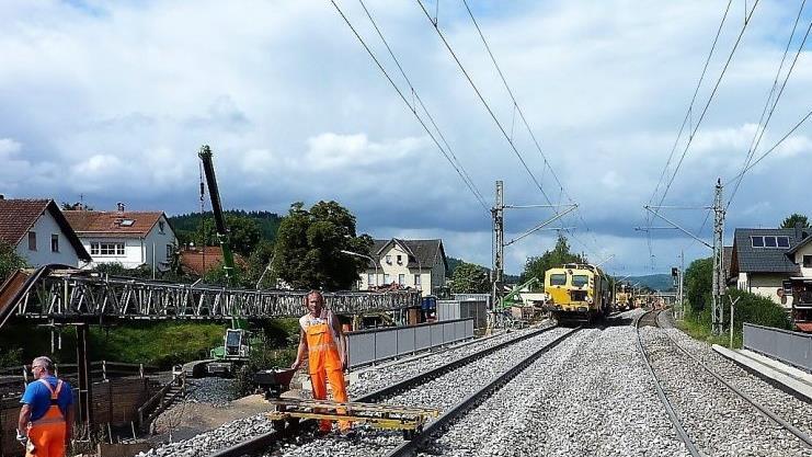 Sonntag: Gleisstopfmaschine, Zweiwegebagger und Schotterpflug sind im Einsatz. Dann nahmen ab 16 Uhr Spezialisten Schweißarbeiten an den Schienen vor. Ab 22 Uhr konnten dann nach einer Pause von 120 Stunden die Züge wieder durch Stockheim fahren.  Foto: Gerd Fleischmann