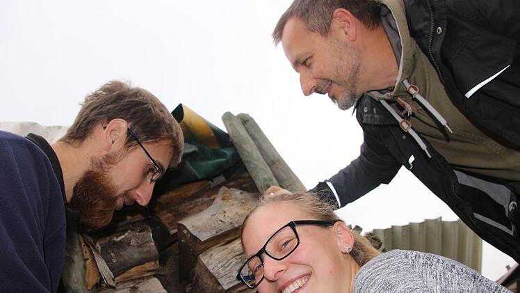 Steffen von der Tann, Margarete Schauner und Christian Söder auf der Suche nach Fledermausdomizilen. Diana Fuchs
