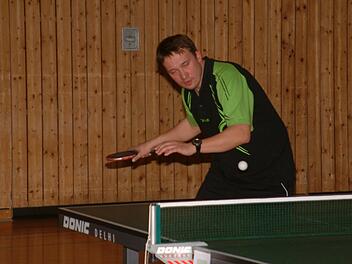 Die SG Neuses ist nach dem Aufstieg nicht mehr das Schlusslicht der 1. Kreisliga. Beim 8:8 gegen den TTC Wallenfels gewann SG-Spieler Christopher Fischer seine beiden Einzel. Foto: Hans Franz