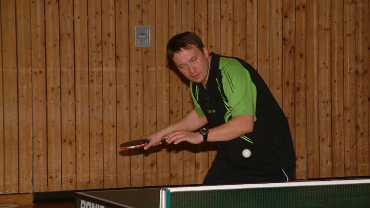Die SG Neuses ist nach dem Aufstieg nicht mehr das Schlusslicht der 1. Kreisliga. Beim 8:8 gegen den TTC Wallenfels gewann SG-Spieler Christopher Fischer seine beiden Einzel. Foto: Hans Franz