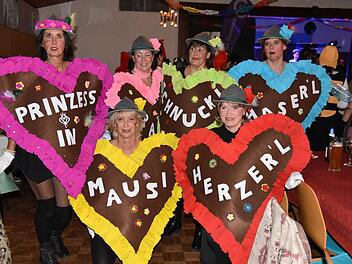 Als Lebkuchenherzen vom Oktoberfest verkleidet, kam diese Coburger Frauenrunde als Lebkuchenherzen. Foto: Gabi Arnold