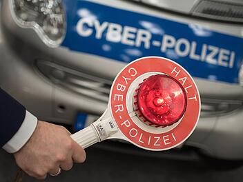 Geboten, gefeilscht und verkauft wird nicht nur auf dem Flohmarkt. Digitale Kleinanzeigen- und Tauschbörsen sind beliebt - doch mit Vorsicht zu genießen. Darauf sollte man achten. Symbolbild: Ole Spata/dpa