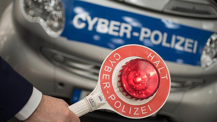 Geboten, gefeilscht und verkauft wird nicht nur auf dem Flohmarkt. Digitale Kleinanzeigen- und Tauschbörsen sind beliebt - doch mit Vorsicht zu genießen. Darauf sollte man achten. Symbolbild: Ole Spata/dpa