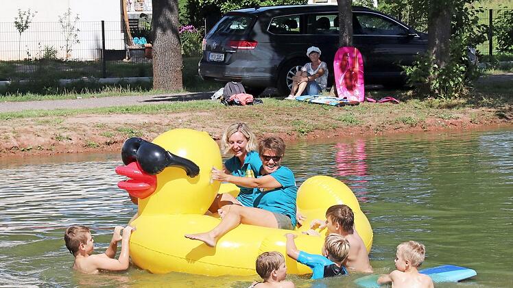Jana Borger (links)  und Carmen Utzmann hatten beim Sommerevent in der gelben Ente auf dem Eisweiher viel Spaß.