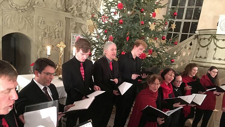 Stimmungsvoll: Ein Projektchor mit Sängern aus der Region Coburg, aus Thüringen, Sachsen und Sachsen-Anhalt gestaltete ein Konzert in Niederfüllbach.Foto: Jochen Berger