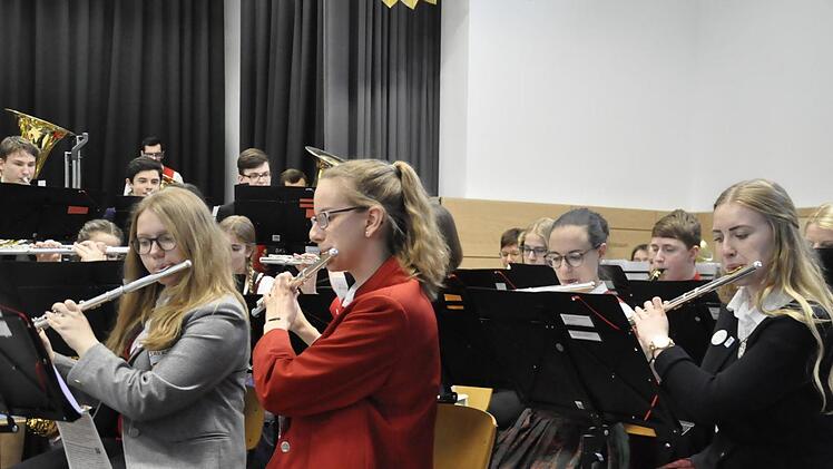 Mit einem mitreißenden Konzert begeisterten 71 Musiker des KJBO aus 31 Musikvereinen  die Zuhörer. Foto: Peter Klopf