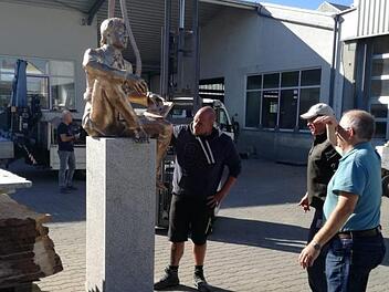 Die Skulptur wird probeweise auf dem Sockel befestigt. Foto: Ottmar Kerner