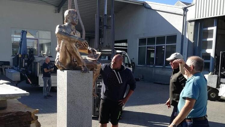 Die Skulptur wird probeweise auf dem Sockel befestigt. Foto: Ottmar Kerner