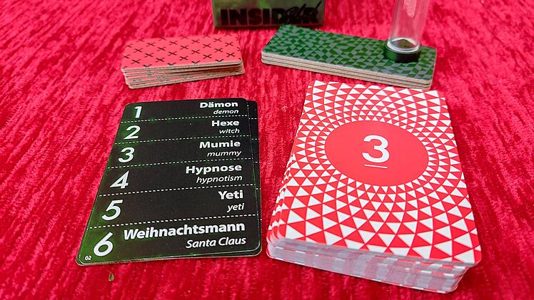 Spiele-Test "Insider Black": Originelle Party-Wortfindespiel von Oink Games
