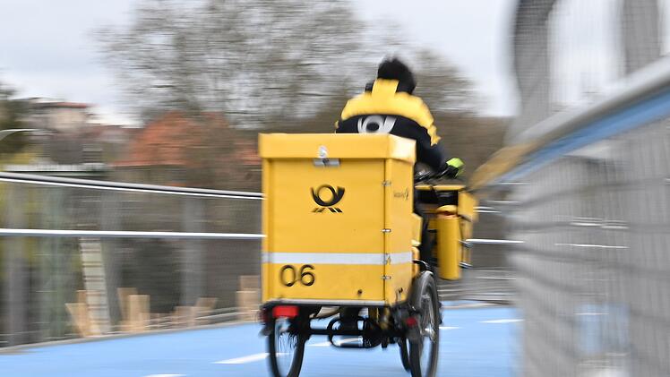 Postbote mit Rad