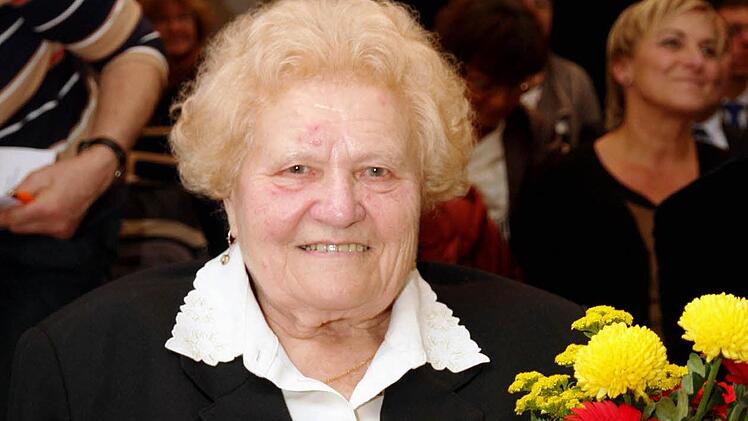 Rosa Deinhardt erhielt die höchste Auszeichnung mit der "Verdienstmedaille des Verdienstordens der Bundesrepublik Deutschland" . Fotos: Franz Galster