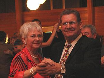 Peter Neugebauer und seine Gattin Hannelore aus Bamberg kommen seit 20 Jahren zum Knetzgauer CSU-Ball - ihr Geheimtipp. Fotos: gg