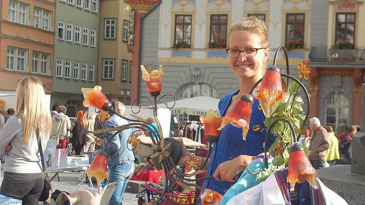 Olga Fritz war zum ersten Mal dabei und hatte mit Freunden am Prinz Albert Denkmal einen freien Platz gefunden. Sie bot beispielsweise die Lampe zum Verkauf an. Fotos: Gabi Arnold