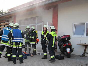 Die Einsatzkräfte sind für den Ernstfall gerüstet.  Foto: Erlwein