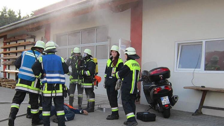 Die Einsatzkräfte sind für den Ernstfall gerüstet.  Foto: Erlwein