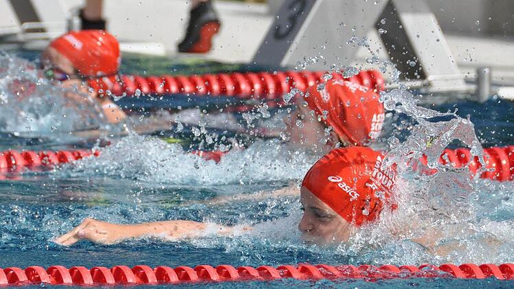 Die Schwimmer hatten mit den sommerlichen Temperaturen am wenigsten zu kämpfen, doch weil noch vor dem Mittagsläuten alle 570 Schüler im Ziel waren, entkamen alle der größten Hitze. Fotos: Ulrich Busch