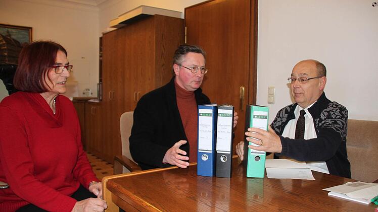 Lona Hagen und Edwin Mayer übergeben die Unterschriften an Oberbürgermeister Franz Stumpf (rechts). Foto: Ekkehard Roepert