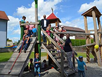 Bürgermeister Gerald Brehm genoss gemeinsam mit den Müttern und Kindern die Aussicht vom neuen Kletterturm. Foto: Larissa Händel