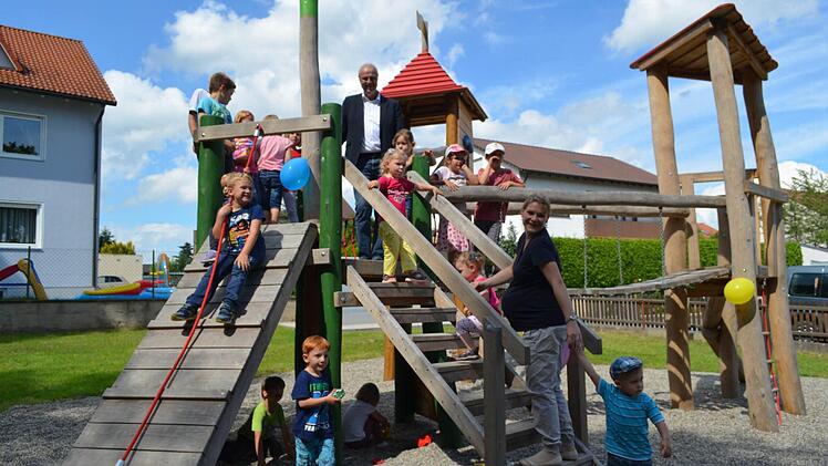 Bürgermeister Gerald Brehm genoss gemeinsam mit den Müttern und Kindern die Aussicht vom neuen Kletterturm. Foto: Larissa Händel