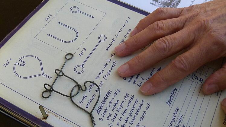 Fred Pfitzer hat seine erste technische Arbeit, eine Drahtbiegeübung, 50 Jahre lang aufbewahrt. Foto: Marion Krüger-Hundrup