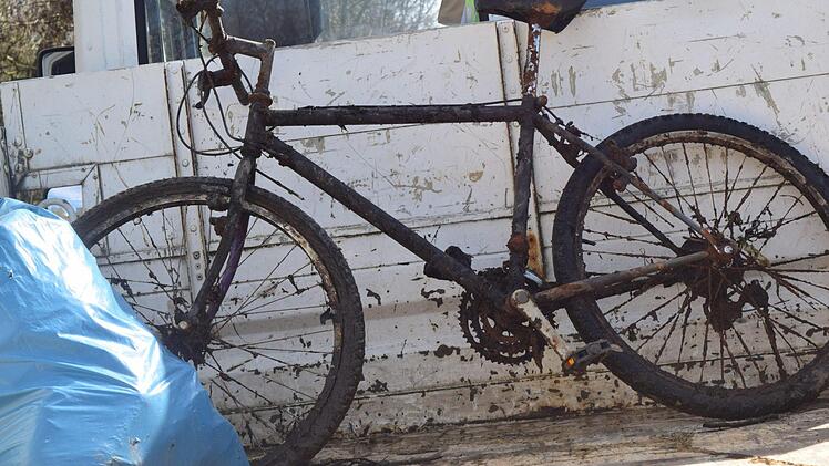Der wohl kurioseste Fund: ein altes, verrostetes Fahrrad Foto: Daniela Pondelicek