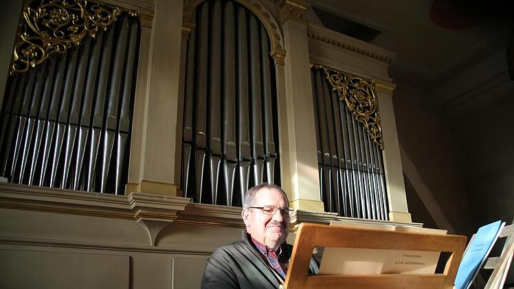 Der Orgelbock der Filialkirche St. Nikolaus in Oberelldorf ist seit einem halben Jahrhundert der Stammplatz von Otto Neeb. Marien- und Loblieder spielt der mittlerweile 62-Jährige am liebsten. Foto: Bettina Knauth
