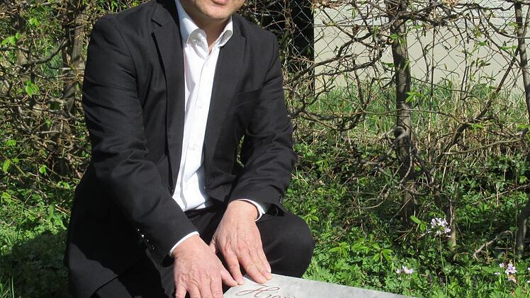 You Xie am Gedenkstein des Friedrich Gottlob Wetzel Foto: Eva-Maria Bast