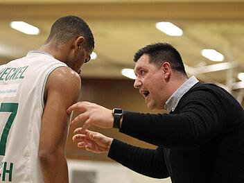 Zwei, die bei den Baunach Young Pikes in die Bresche springen mussten, im Gespräch: Trainer Mario Dugandzic, der Felix Czerny als Headcoach ablöste, und Aufbauspieler Marvin Heckel, der nach dem Ausfall von William McDowell-White in seiner ersten ProA-Saison viel mehr Verantwortung übernehmen musste als vorgesehen war. Foto: sportpress