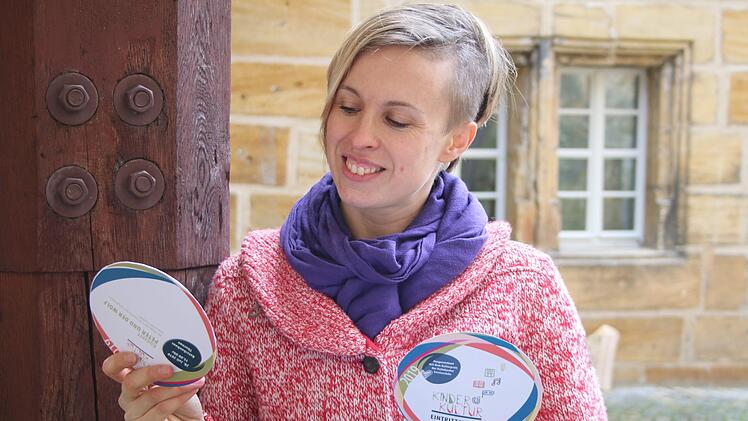 Die Eintrittskarten für die von Katharina Müller-Sanke gegründete "Kinderkultur in Thurnau" sind mit ihrer runden Form und den bunten Farben nicht nur für Kinder ansprechend. Mirjam Stumpf