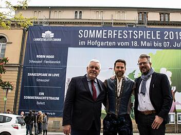 Oberbürgermeister Norbert Tessmer, Schauspieler Frederik Leberle ("Shakespeare in Love") und Intendant Bernhard F. Loges vor dem großen Werbetransparent am Landestheater. Foto: Jochen Berger