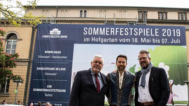 Oberbürgermeister Norbert Tessmer, Schauspieler Frederik Leberle ("Shakespeare in Love") und Intendant Bernhard F. Loges vor dem großen Werbetransparent am Landestheater. Foto: Jochen Berger