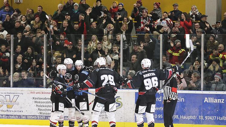 Jubel, Trubel, Heiterkeit: Sowohl die Mannschaft als auch die Fans der Haßfurter Hawks feiern das Tor von David Franek (Zweiter von links) zum 4:2.  Foto: Ralf Naumann