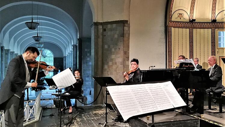 Musiker der Bad Kissinger Staatsbad Philharmonie unter Leitung von Burghard Toelke. Foto: Sigismund von Dobschütz