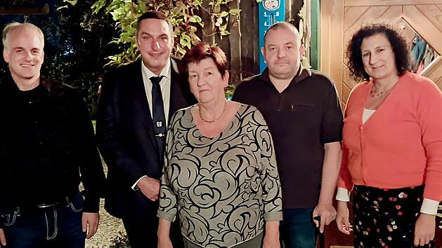 F&uuml;r die ehrenamtlichen Schulweghelfer fand in der Michelauer Kellerwirtschaft als Dankesch&ouml;n ein Schulwegessen statt. Dabei wurde Markus R&uuml;bensaal f&uuml;r 5 Jahre Schulweghelferdienst verabschiedet. Das Bild zeigt (v .l.): Michael Lang, Jochen Weber, ...