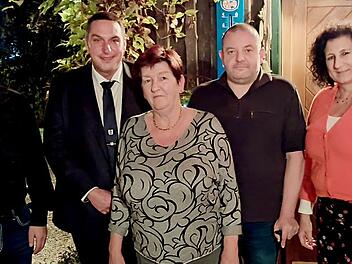 Für die ehrenamtlichen Schulweghelfer fand in der Michelauer Kellerwirtschaft als Dankeschön ein Schulwegessen statt. Dabei wurde Markus Rübensaal für 5 Jahre Schulweghelferdienst verabschiedet. Das Bild zeigt (v .l.): Michael Lang, Jochen Weber, ...